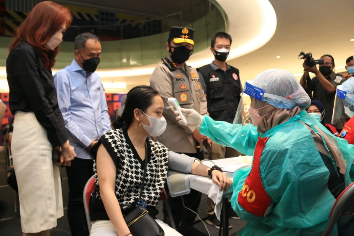 Kapolda Jatim Cek Vaksinasi dan Barcode Peduli Lindungi, di Mal Ciputra Worl Surabaya