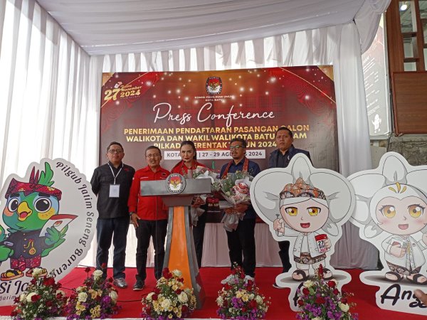 Daftar ke KPU Kota Batu, Kris Dayanti dan Kresna Dewanata Prosakh Berkas Pendaftaran Dinyatakan Lengkap