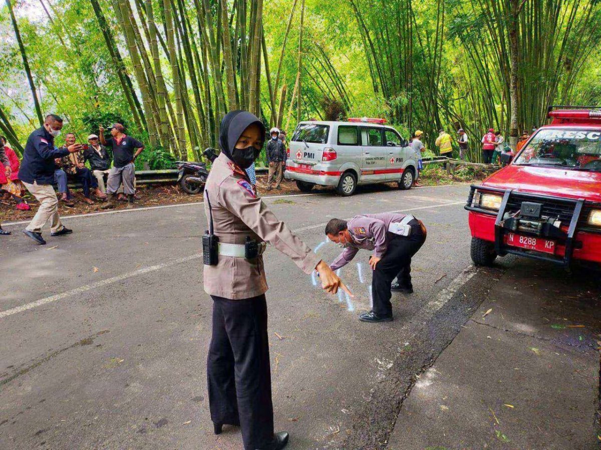 Sigap! Satlantas Polres Batu Evakuasi Truk Fuso yang Masuk Jurang Sedalam 30 Meter