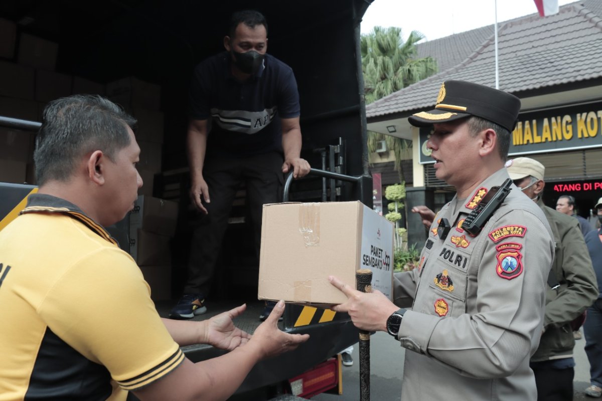 Bantu Korban Erupsi Gunung Semeru, Kombes Pol. Buher Salurkan Bansos ke Lumajang