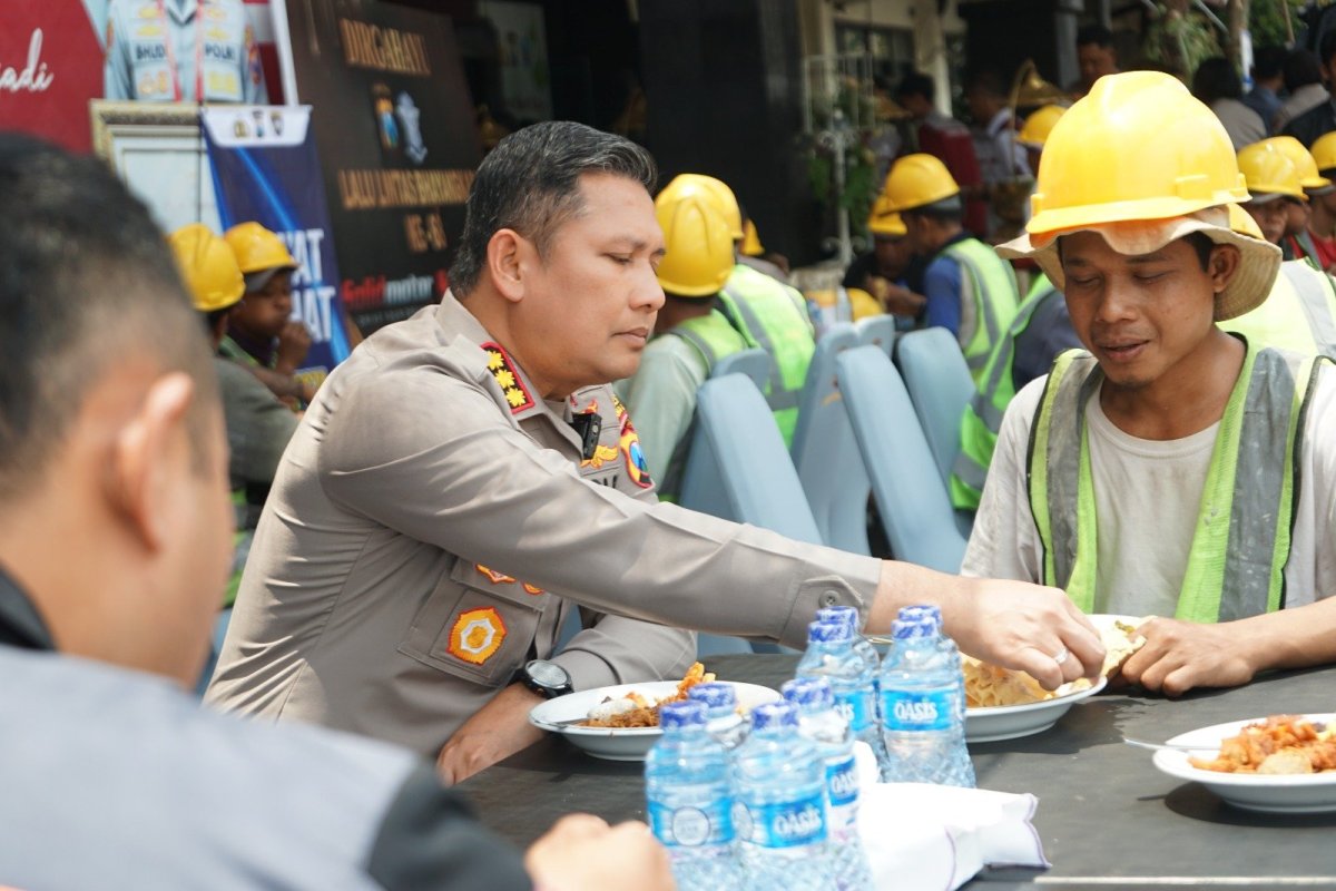 Wujud Kepedulian dan Jalin Kedekatan, Kombes Pol. Buher Makan Siang Bersama Pekerja Proyek Bangunan
