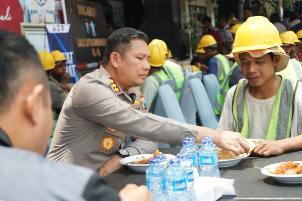 Wujud Kepedulian dan Jalin Kedekatan, Kombes Pol. Buher Makan Siang Bersama Pekerja Proyek Bangunan