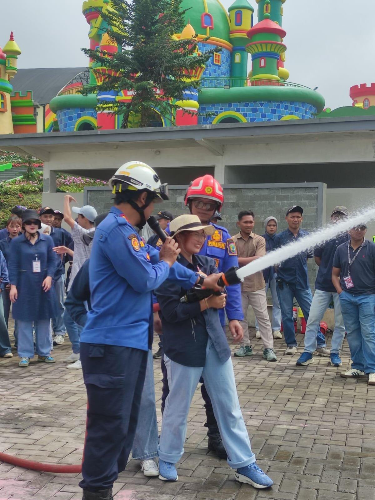 Diapresiasi Manajemen dan Wisatawan, Damkarmat Kota Batu Gelar Pelatihan dan Penanggulangan Pencegahan Bahaya Kebakaran di Mikutopia