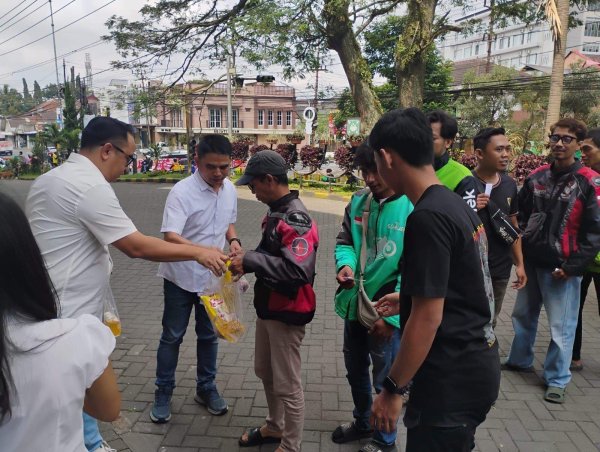 Manajemen Lippo Plaza Batu Bagikan Daging Kurban dan Minyak Goreng, Sasaran Ojol dan Warga Masyarakat Sisir-Temas pada Idul Adha 2026