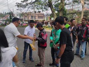 Manajemen Lippo Plaza Batu Bagikan Daging Kurban dan Minyak Goreng, Sasaran Ojol dan Warga Masyarakat Sisir-Temas pada Idul Adha 2026
