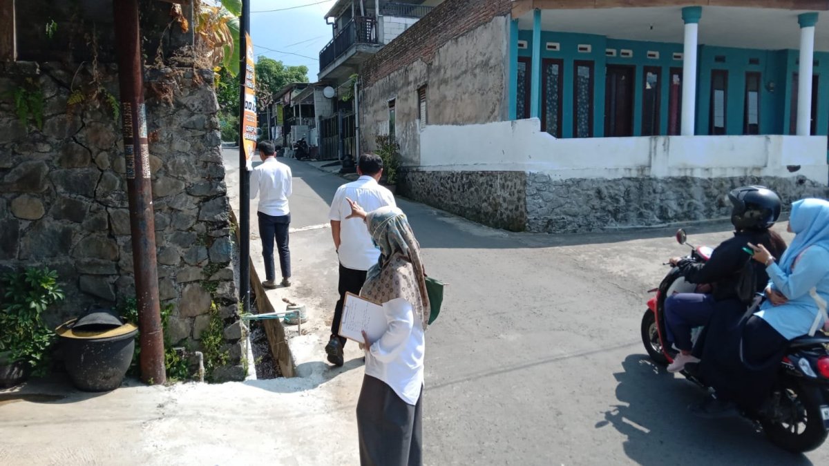 Kharisma, Warga Desa Tlekung Kota Batu, Keluhkan Bau Limbah Kotoran Sapi di depan Rumahnya