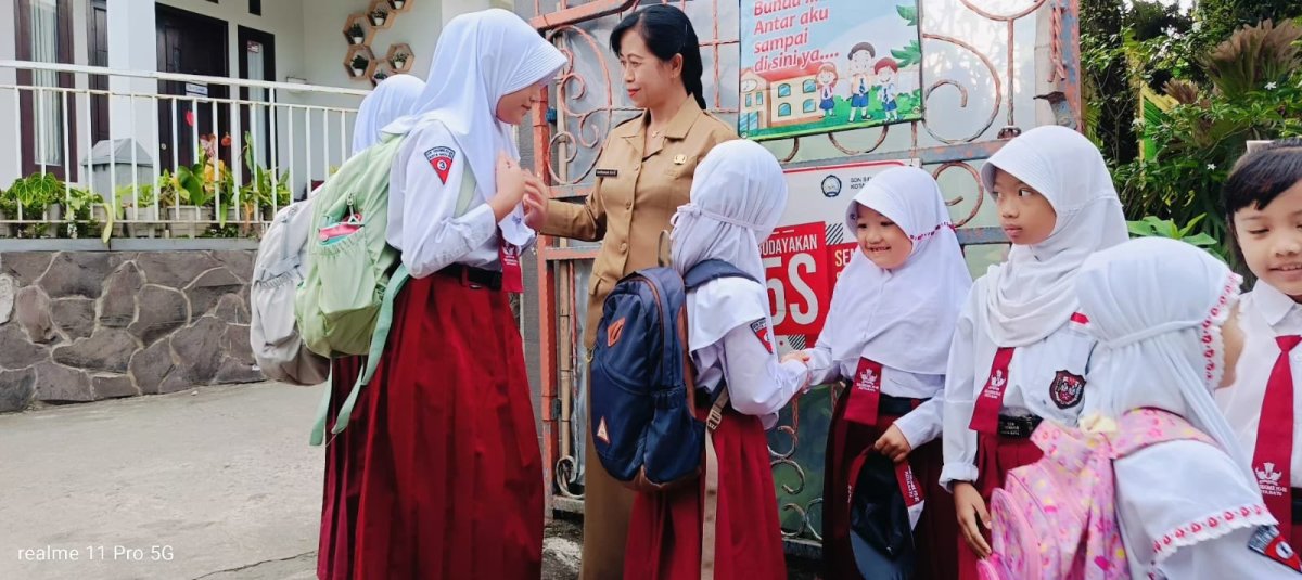 Melalui Inovasi "ESSIDA, Permisi Mang Iki Sasa Senyum Lo”, SDN Sidomulyo 02 Kota Batu Ajak Murid Sopan Santun