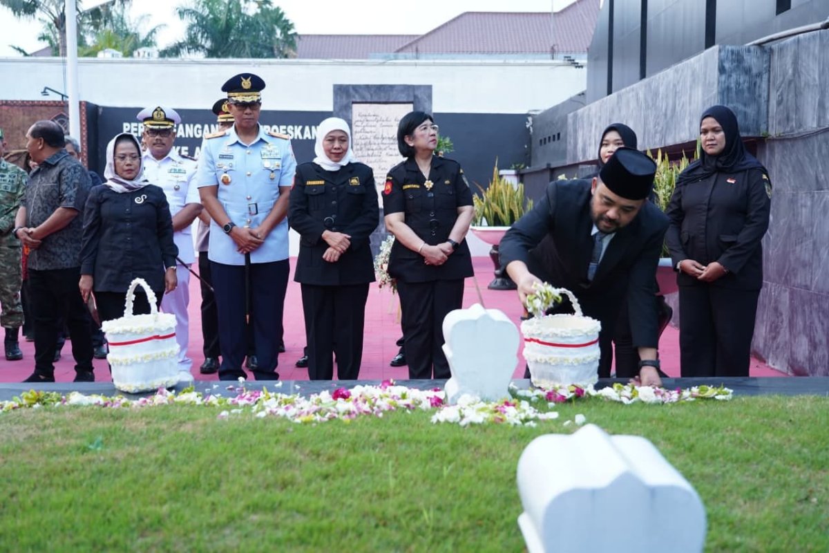 Wakil Wali Kota Batu Heli Suyanto Ziarah dan Tabur Bunga Peringatan 79 Tahun Pahlawan TRIP