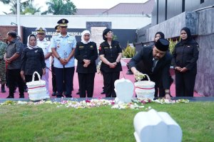 Wakil Wali Kota Batu Heli Suyanto Ziarah dan Tabur Bunga Peringatan 79 Tahun Pahlawan TRIP