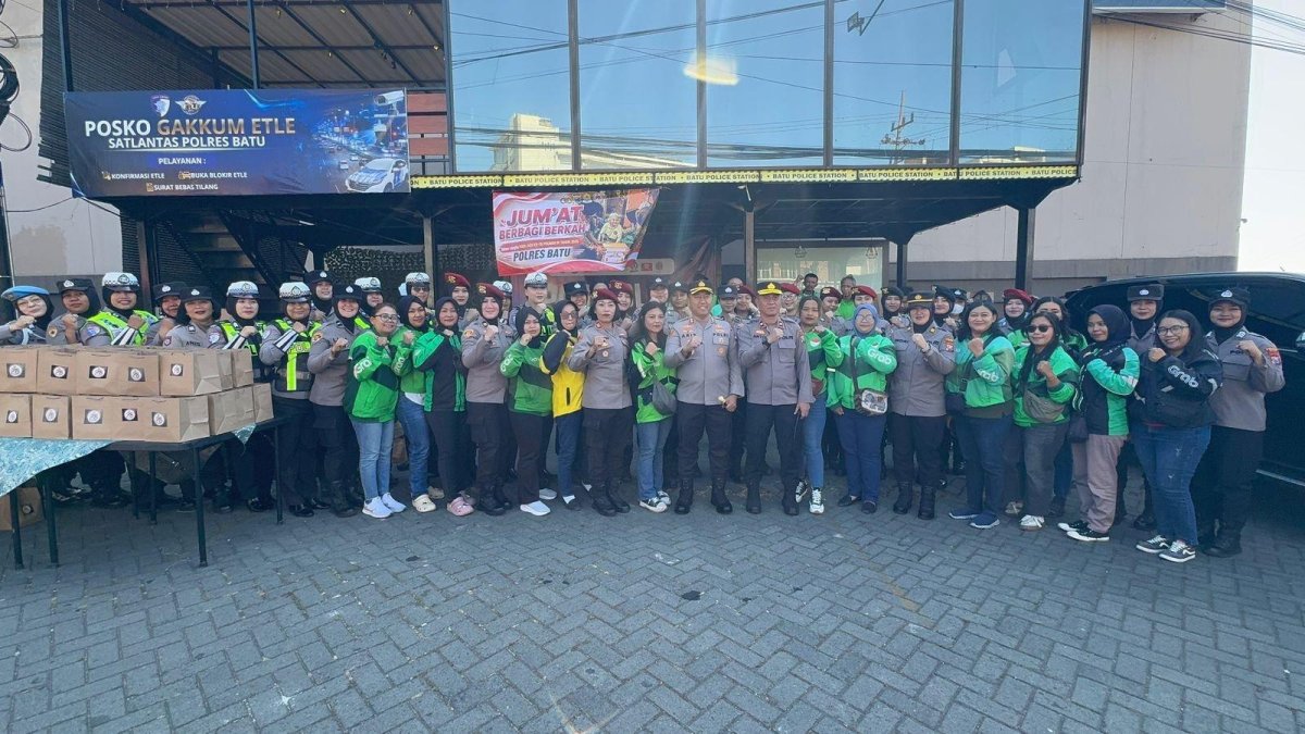 Kapolres Batu, AKBP Aris Purwanto Gelar Jum'at Berbagi Berkah Bersama Peringati Hari Jadi ke-78 Polwan Tahun 2026