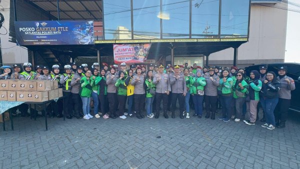 Kapolres Batu, AKBP Aris Purwanto Gelar Jum'at Berbagi Berkah Bersama Peringati Hari Jadi ke-78 Polwan Tahun 2026