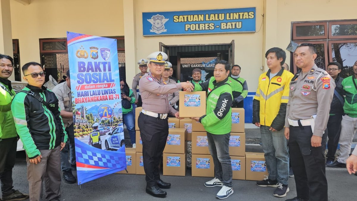 Peringati HUT Lantas ke-71, Satlantas Polres Batu Gelar Baksos Bagikan Bingkisan kepada Komunitas Ojol