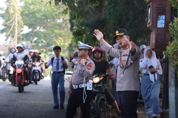Kapolres Batu, AKBP Panji bersama Kasatlantas, AKP Matheus Atur Lalu Lintas Wujud Kehadiran Polisi untuk Masyarakat
