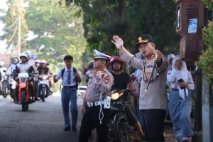 Kapolres Batu, AKBP Panji bersama Kasatlantas, AKP Matheus Atur Lalu Lintas Wujud Kehadiran Polisi untuk Masyarakat