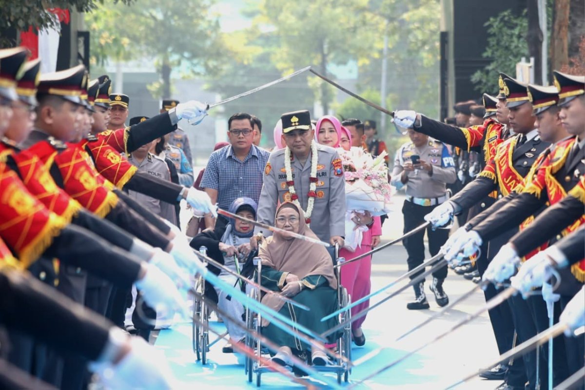 Disambut Pedang Pora dan Atraksi Budaya, Irjen Pol. Dekananto Eko Purwono Resmi Jabat Kapolda Jatim