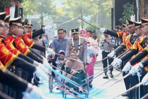 Disambut Pedang Pora dan Atraksi Budaya, Irjen Pol. Dekananto Eko Purwono Resmi Jabat Kapolda Jatim