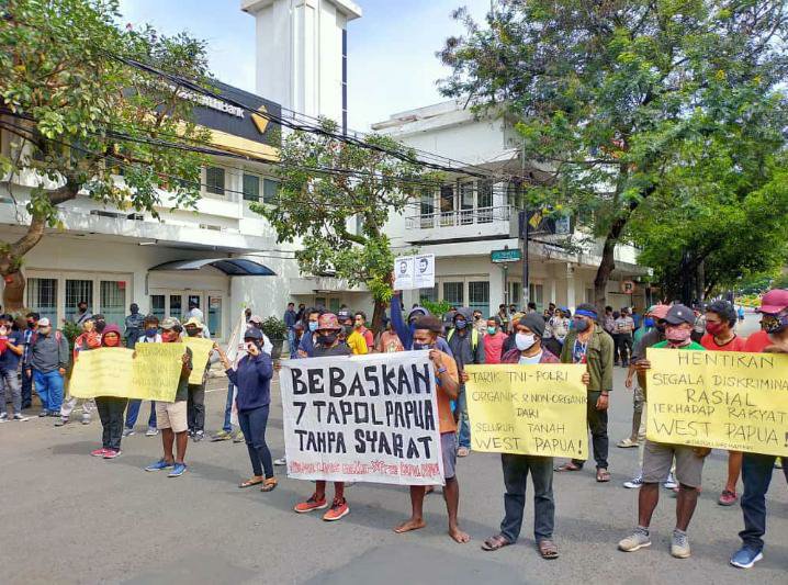 Aksi demontrasi digelar Aliansi Mahasiswa Papua dan Front Rakyat Indonesia untuk Papua. Mereka menuntut pembebasan tujuh tahanan politik yang tengah menjalani persidangan di Balikpapan, Kalimantan Timur. 