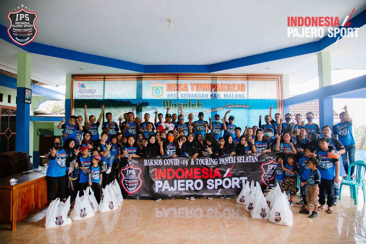 Komunitas 'Indonesia Pajero Sport' (IPS), saat sesi foto bersama usai membagikan sembako