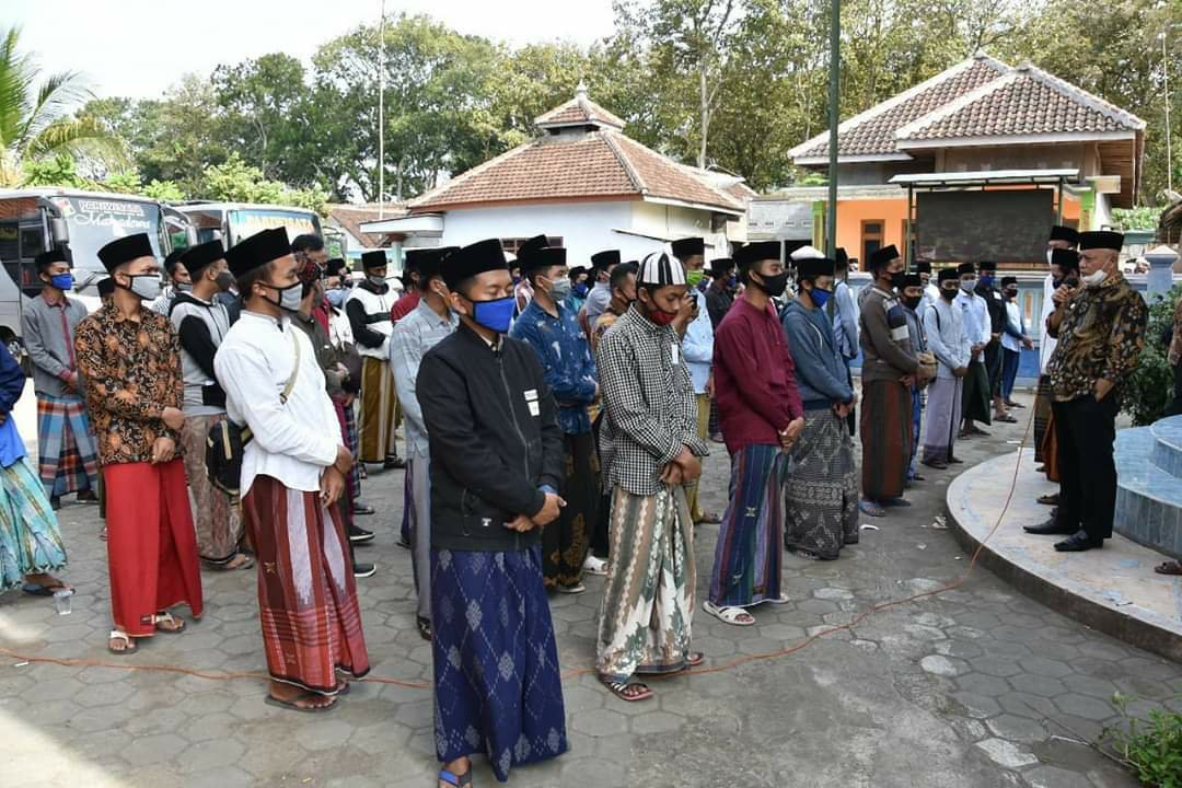 Bupati Malang, Drs. H.M. Sanusi, M.M memberangkatan Santri Asal Malang menuju ke Pondok Pesantren Al Falah Ploso Kediri