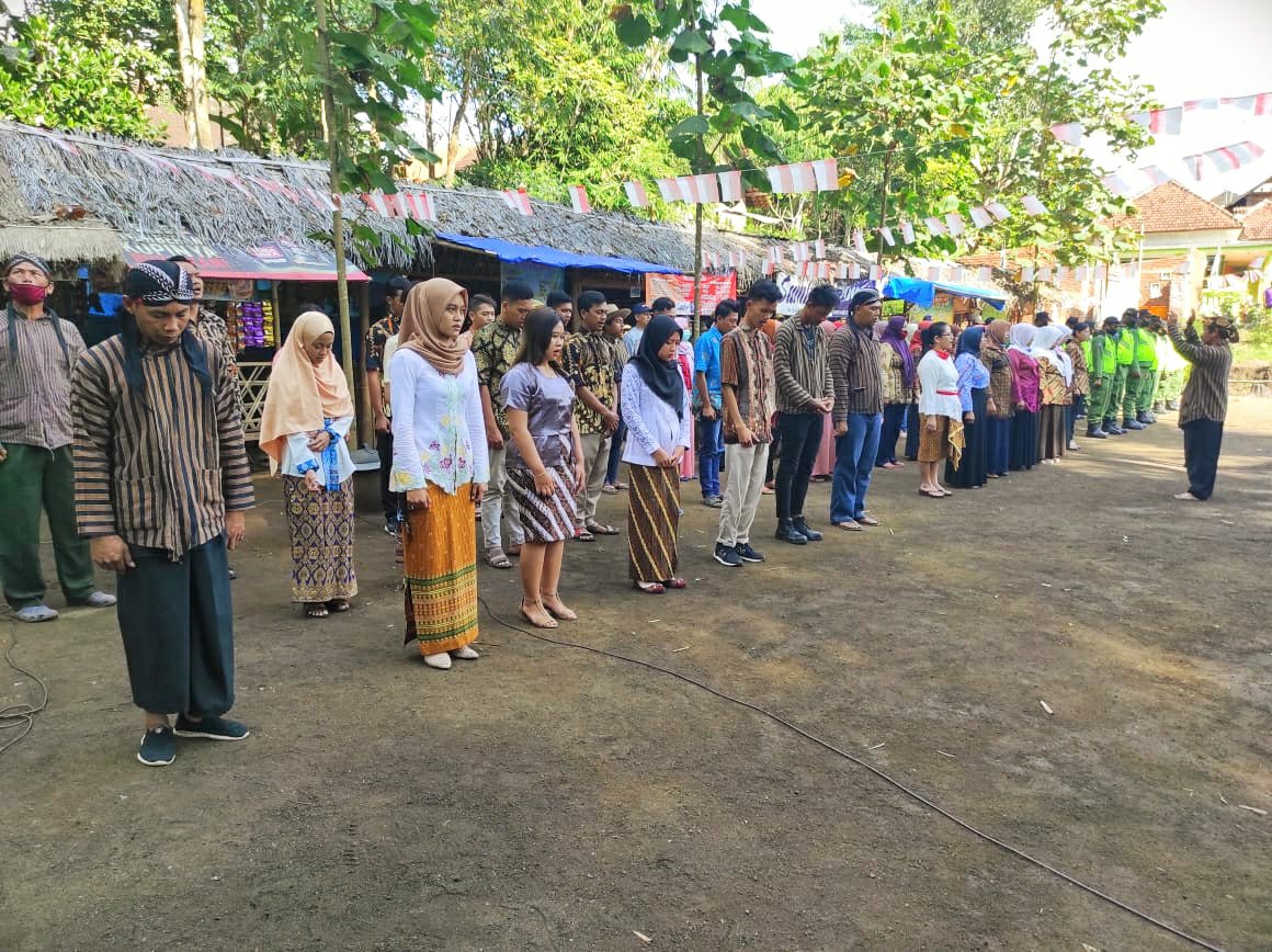 0 warga Desa Jenggolo, Kecamatan Kepanjen, Kabupaten Malang, menggelar upacara unik yaitu dengan mengenakan pakaian adat