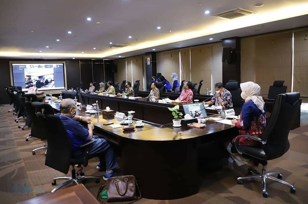 Wali Kota Batu Dra. Hj. Dewanti Rumpoko, M.Si menghadiri acara Perjanjian Kerjasama dan Peletakan Batu Pertama untuk kegiatan KKN Abdimas 