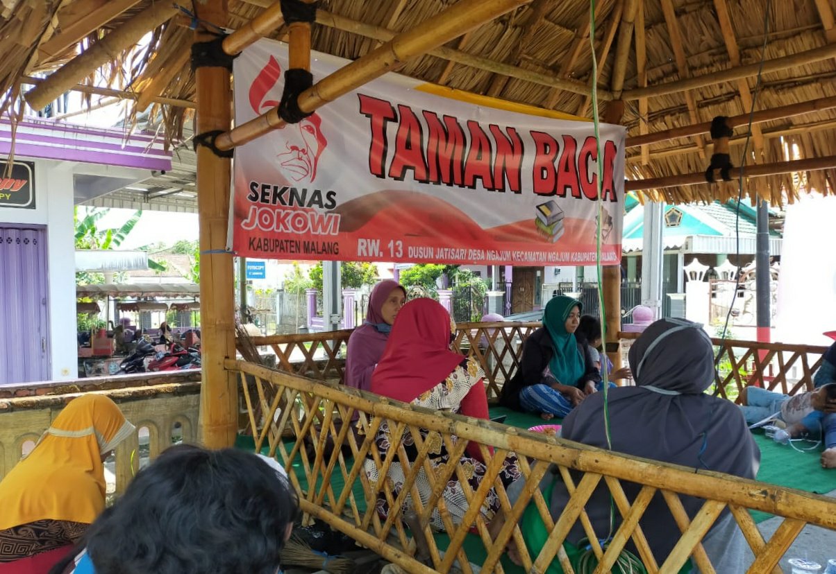 Pokmas Jawara membuka taman baca yang bisa dimanfaatkan emak-emak desa setempat.
