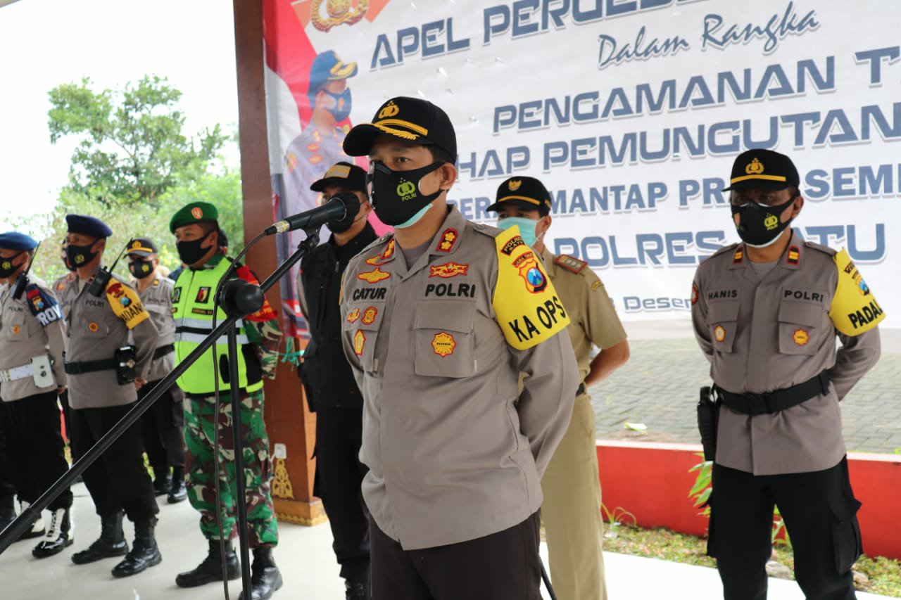 AKBP Catur Cahyono Wibowo, SIK., MH usai mempimpin Apel Pergeseran Pasukan dalam rangka pengamanan Tempat Pemungutan Suara (TPS) tahap pemungutan suara operasi Mantap Praja Semeru 2020
