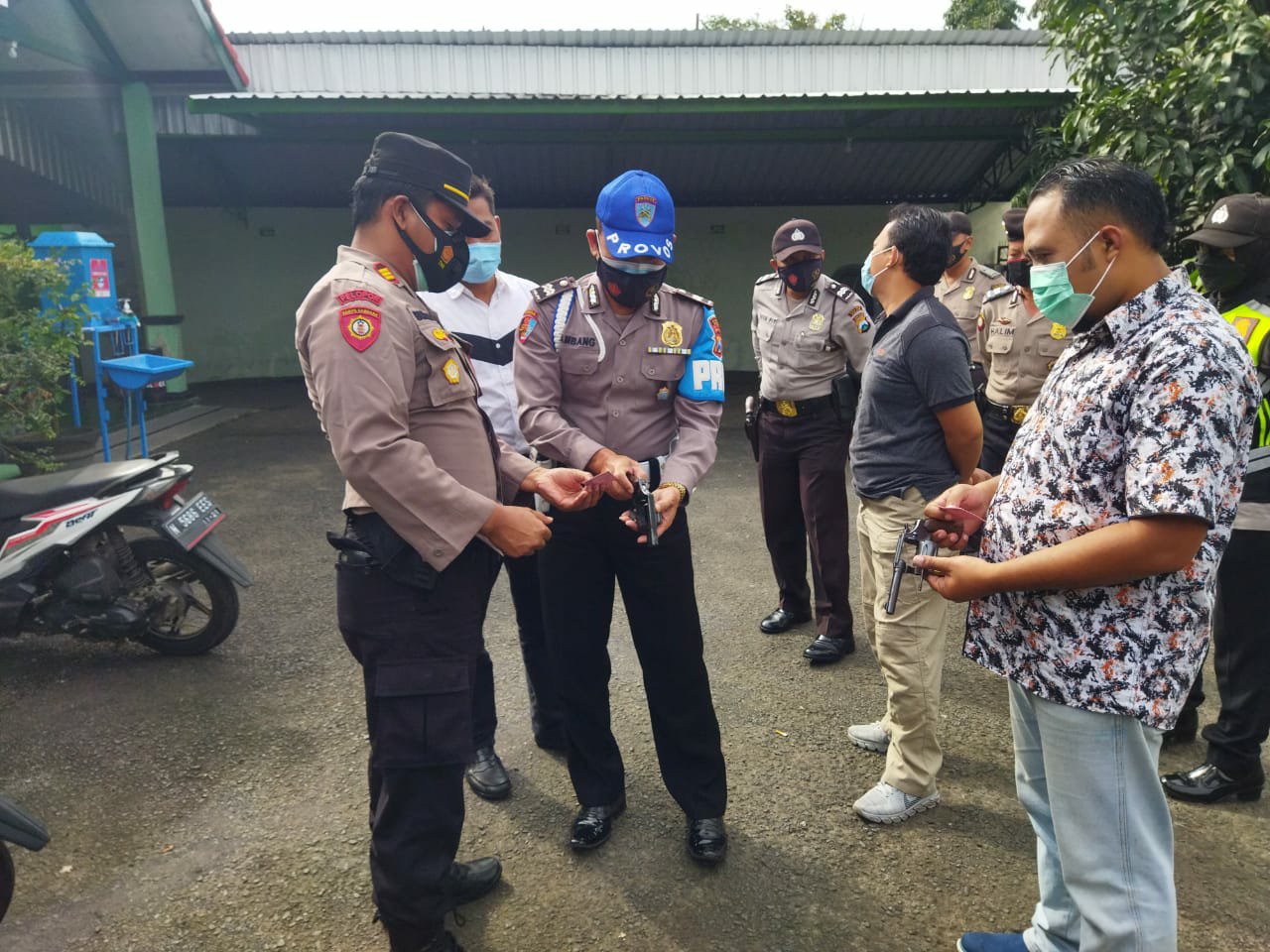 anggota Polsek Karangploso Polres Malang melaksanakan pemeriksaan kondisi senjata dan kelengkapan administrasi senjata api.
